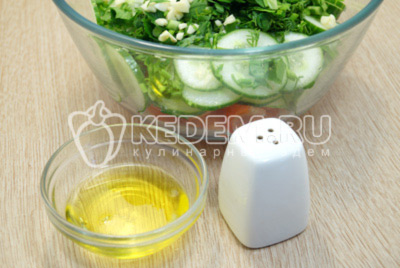 Добавить нашинкованную зелень и мелко нарубленный чеснок. Заправить салат маслом и поперчить по вкусу.