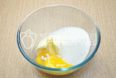 Желтки смешать в миске с сахаром и сливочным маслом (комнатной температуры).