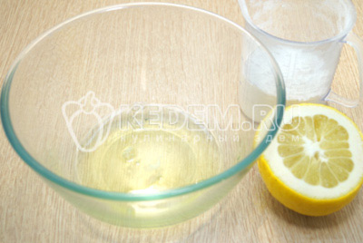 Холодные белки взбить с сахарной пудрой и 3-4 каплями сока лимона.