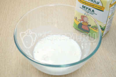 В большой миске смешать молоко, дрожжи с сахаром и 1 ст. ложкой муки ТМ «Алейка». Оставить на 10-15 минут.