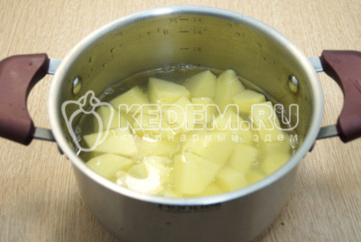 Картофель очистить и выложить в кастрюлю, залить водой и поставить варить.