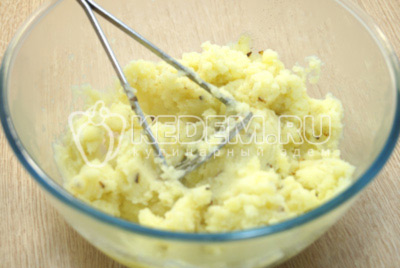В картофель добавить лук с маслом, посолить по вкусу и хорошо потолочь.