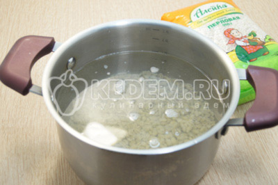 В кастрюлю налить воды, выложить распаренную перловку и поставить варить 10-15 минут.