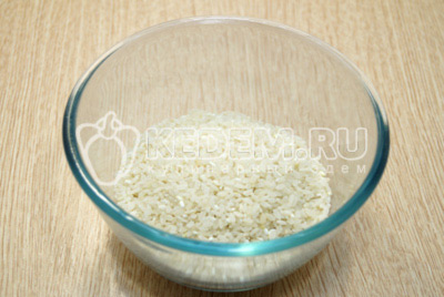 Рис промыть в холодной воде несколько раз.