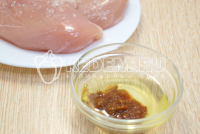 В миске смешать 1 ст. ложку оливкового масла и аджики.