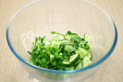 В миску нарезать свежий огурец и зеленый лук.