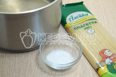 Вскипятить воду, добавить 1/2 ч. ложки соли и добавить спагетти ТМ «Алейка», от щедрых полей Алтая.