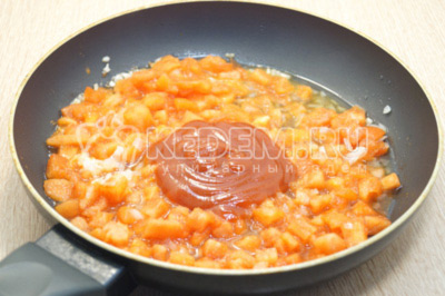 Добавить измельченные помидоры и томатную пасту. Тушить 3-4 минуты на среднем огне.