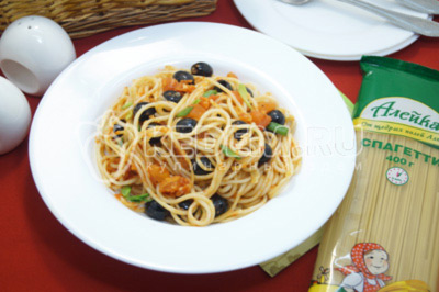 Спагетти с томатами и оливками готовы