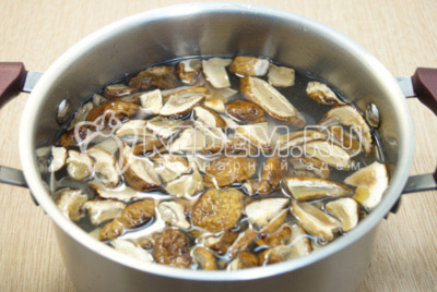 Слить грибной настой в миску, грибы промыть и добавить в кастрюлю с чистой водой. Варить 15-20 минут.