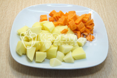 Картофель и морковь очистить и нарезать кубиками.