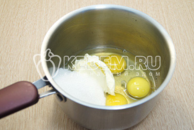 В сотейнике смешать яйца, масло и сахар.