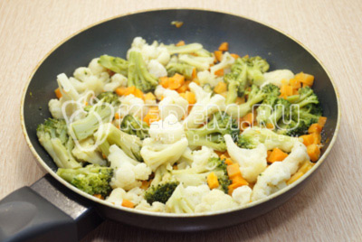 На сковороде разогреть растительное масло и добавить овощи.