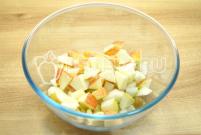 Нарезать в миску яблоки и груши кубиками.