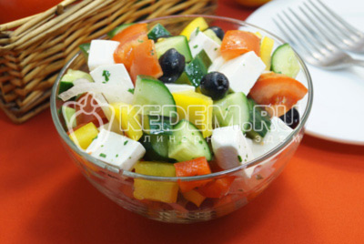 Греческий салат с Фетаксой готов