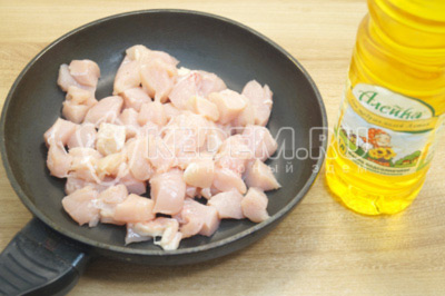 Нарезать куриное филе кубиками и обжарить на сковороде с 2 ст. ложками растительного масла ТМ «Алейка.