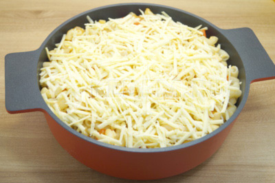 Посыпать тёртым сыром, запекать в духовке 10-15 минут при 200 градусах С.