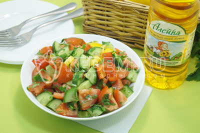 Овощной салат с чесночной заправкой на растительном масле готов