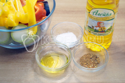 Овощи посолить, заправить специями и добавить нерафинированное подсолнечное масло ТМ «Алейка» от щедрых полей Алтая.