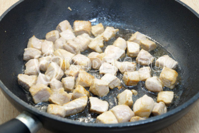 Обжарить кусочки мяса на сковороде с растительным маслом, 3-5 минут.