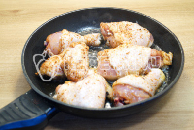 На сковороде разогреть растительное масло и выложить курицу.