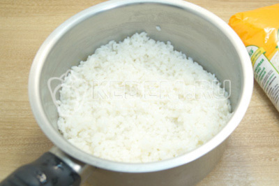 Отварить рис до полуготовности.