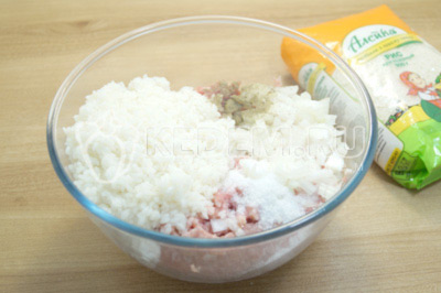 Добавить отваренный рис ТМ «Алейка», 1/2 чайной ложки соли и черный молотый перец. Хорошо перемешать начинку.