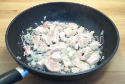 Добавить мелко нарезанное куриное филе и готовить 3-4 минуты.