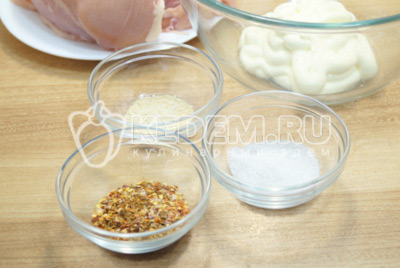 В большую миску выложить майонез, добавить соль, специи и сушеный чеснок.