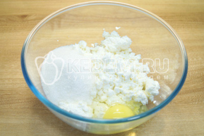 Для начинки в миске смешать творог, сахар и яйцо.