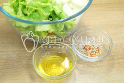 Посолить салат и приправить красным перцем по вкусу. Перемешать и заправить растительным маслом.