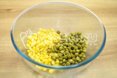 В миску выложить кукурузу и зеленый горошек.