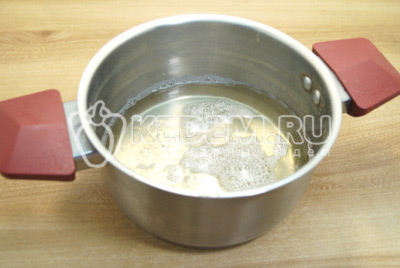 В кастрюлю налить воды, добавить сахар, довести до кипения, варить сироп 2-3 минуты.