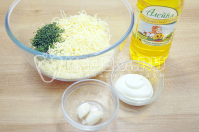 В миску натереть на терке сыр, добавить измельченный укроп. Заправить мелко рубленым или пропущенным через пресс чесноком и майонезом. Перемешать.
