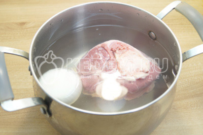 В кастрюлю сложить мясную косточку и 1 очищенную луковицу, залить водой и поставить варить. После закипания снять пену, варить 1-1,5 на медленном огне.