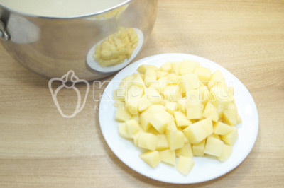 Картофель очистить и нарезать кубиками. Варить картофель в бульоне 10-15 минут.
