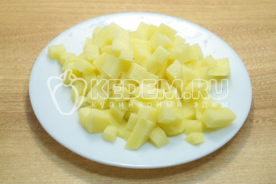 Картофель очистить и нарезать кубиками. Добавить в бульон и варить до готовности.