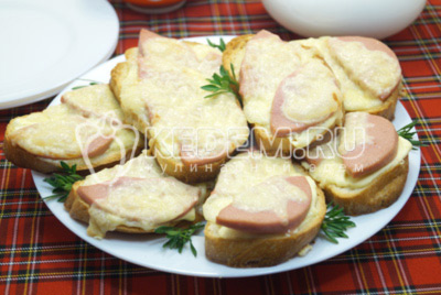 Горячие бутерброды в духовке с вареной колбасой готовы