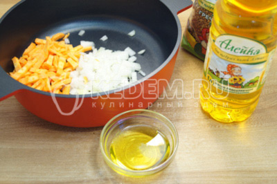 В глубокий сотейник выложить мелко нашинкованный лук и брусочками нарезную морковь, добавить натуральное неравифированное подсолнечное масло ТМ «Алейка» и обжарить овощи 2-3 минуты.