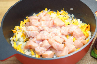 Нарезать мясо кубиками и добавить в сотейник к овощам, готовить 5-7 минут помешивая.