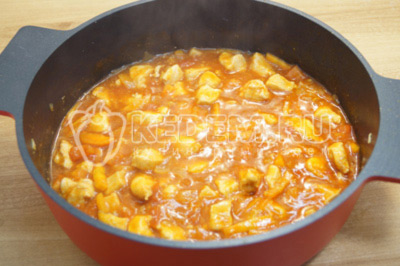 Готовить мясо в томатном соусе на медленном огне 10-12 минут.