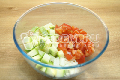Нарезать кубиками помидор и кабачок, луковицу мелко нашинковать.