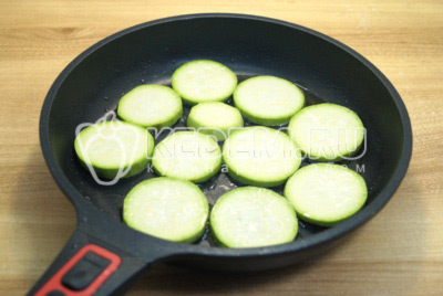 На сковороде с растительным маслом обжарить кружочки кабачка с двух сторон по 2-3 минуты.
