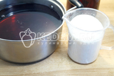 Слить воду в кастрюлю и добавить сахар. Из расчета на 1 литр 300 гр сахара.