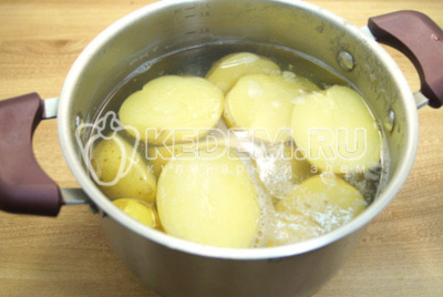 Сварить картофель до готовности 15-17 минут.