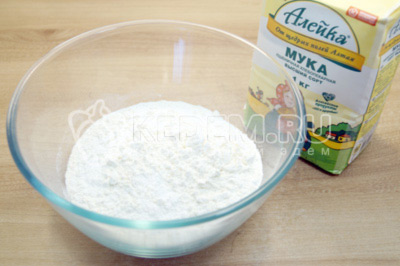 Муку просеять в миску вместе с разрыхлителем и 1 щепоткой соли.
