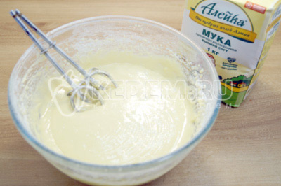 В миску с яичной смесью добавить мучную смесь и на медленной скорости миксера замесить тесто, 2-3 минуты.