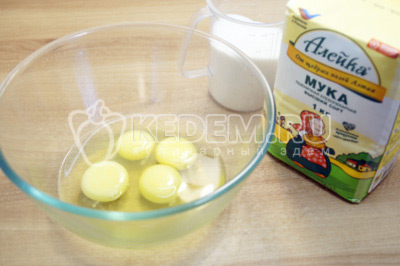 В миске взбить яйца с сахаром, миксером 5-6 минут.