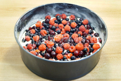 Тесто выложить в форму сверху выложить ягоды.