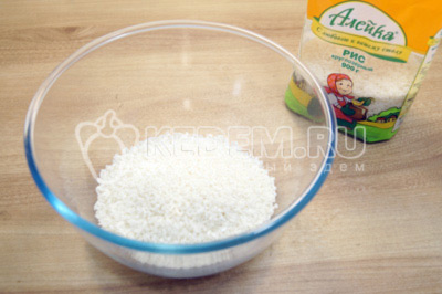 Круглозерный рис ТМ «Алейка» высыпать в миску и промыть.